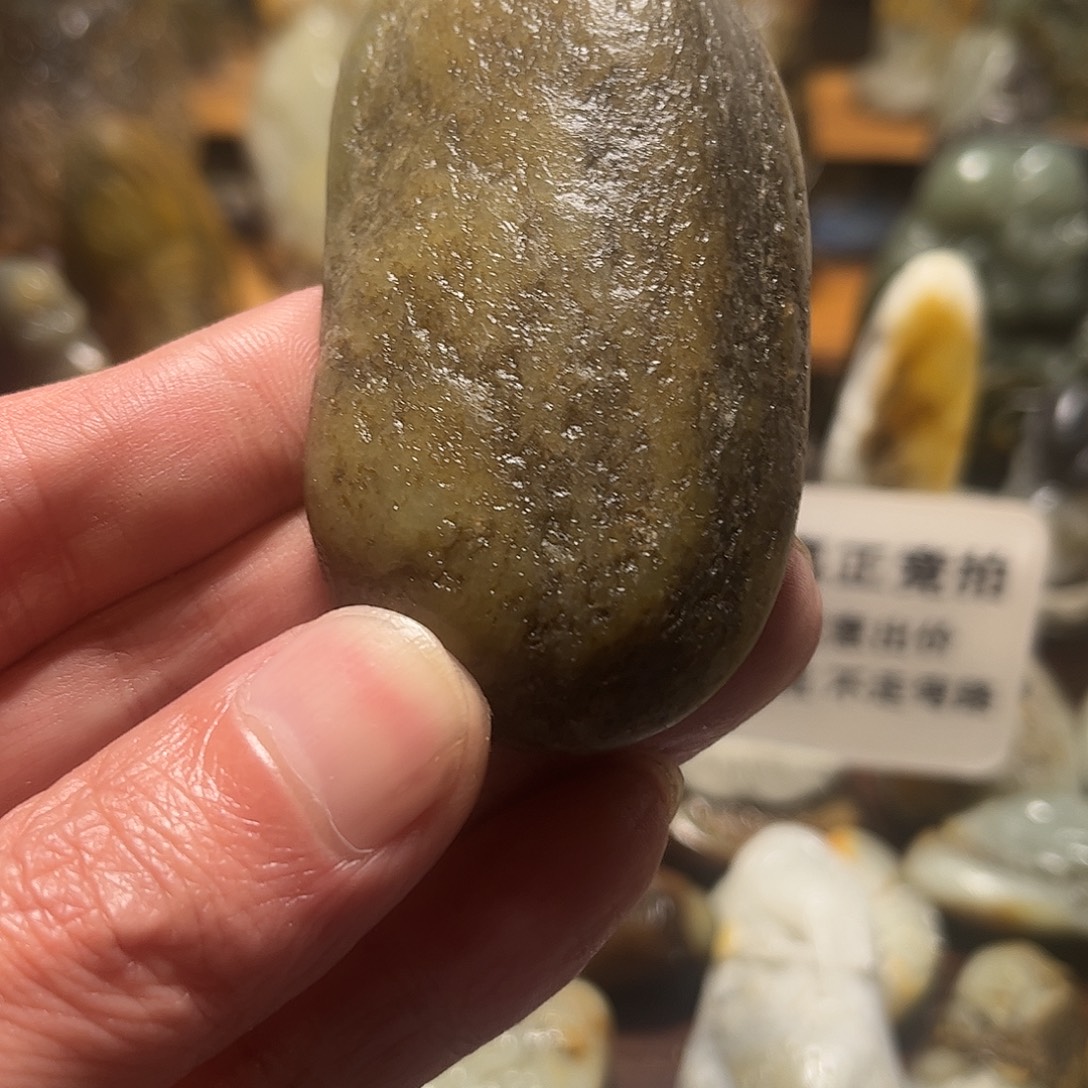 刀***仔和田玉未镶嵌颈饰