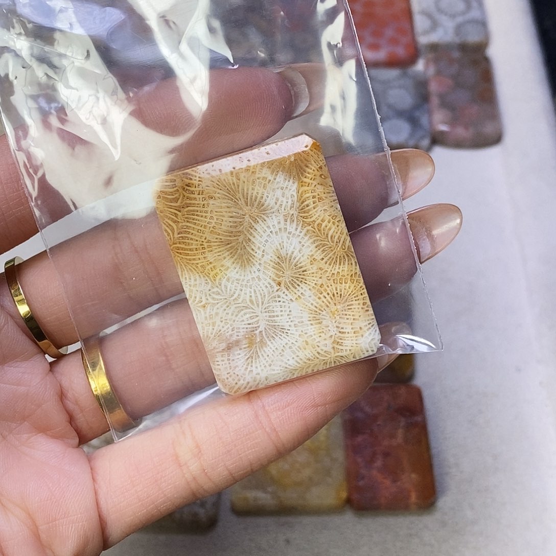 查罗石合金颈饰康**道