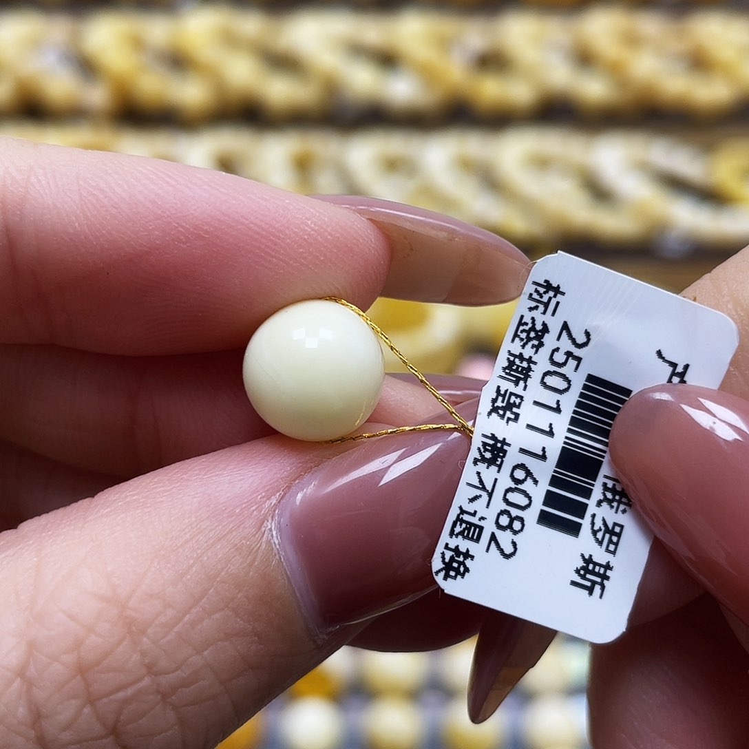 琥珀珠宝奇石未镶嵌10.2mm瑕疵