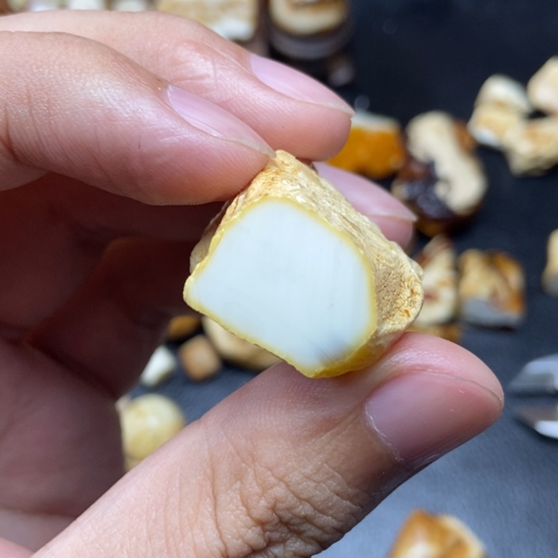 馬***青定制琥珀未镶嵌定制琥珀