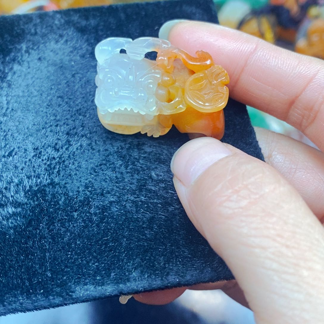 未镶嵌石英质玉（黄龙玉）颈饰