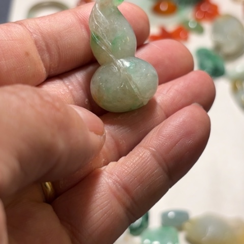 翡翠未镶嵌颈饰郡**?