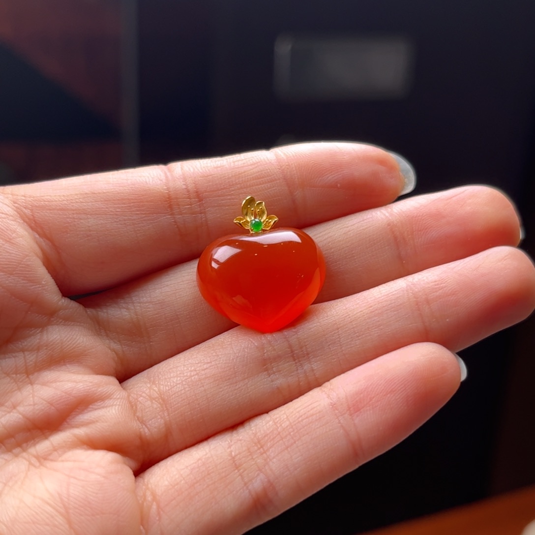 18K金镶嵌吊坠南红玛瑙里****o