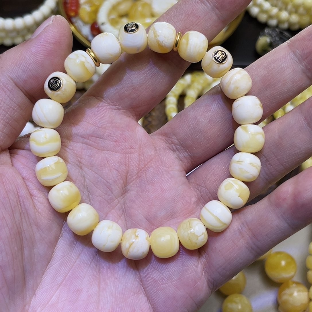 蜜蜡手串18K金镶嵌10mm石膏瓷白妖花设计款