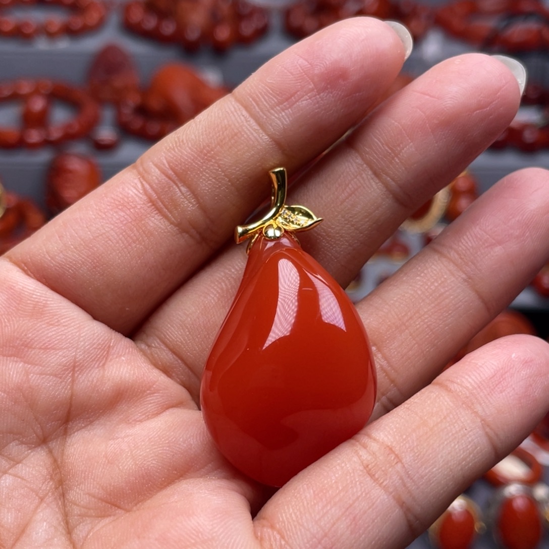 南红玛瑙18K金镶嵌珠宝奇石保山原矿吊坠
