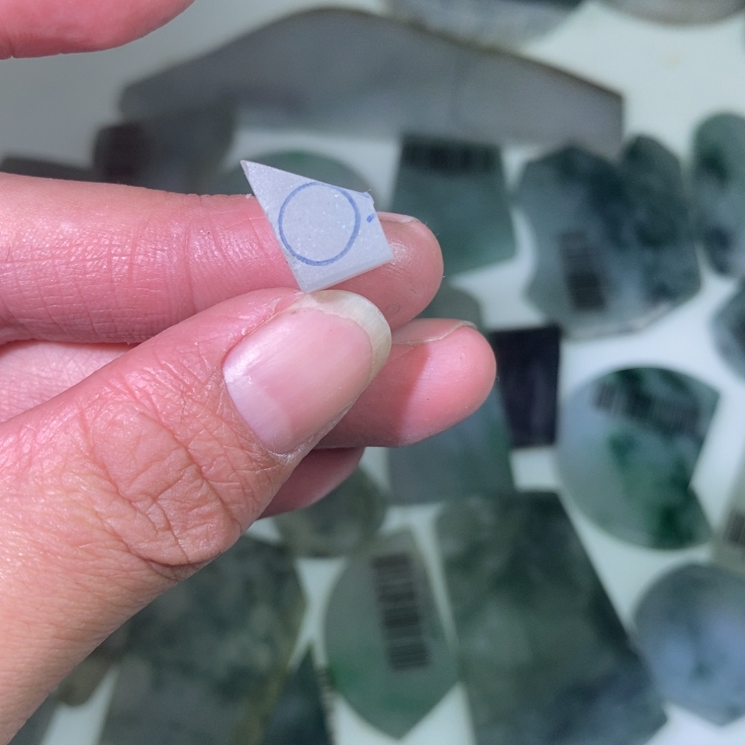 翡翠颈饰未镶嵌翡翠