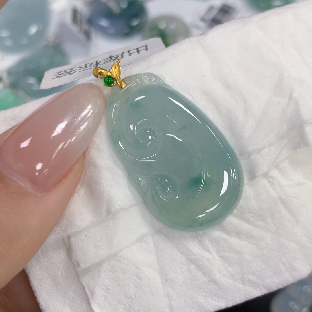 颈饰18K金镶嵌翡翠