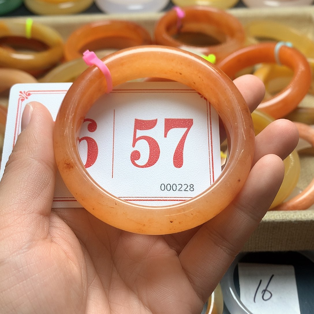 未镶嵌石英质玉（黄龙玉）手镯