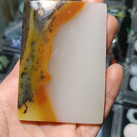 石英质玉（黄龙玉）颈饰未镶嵌