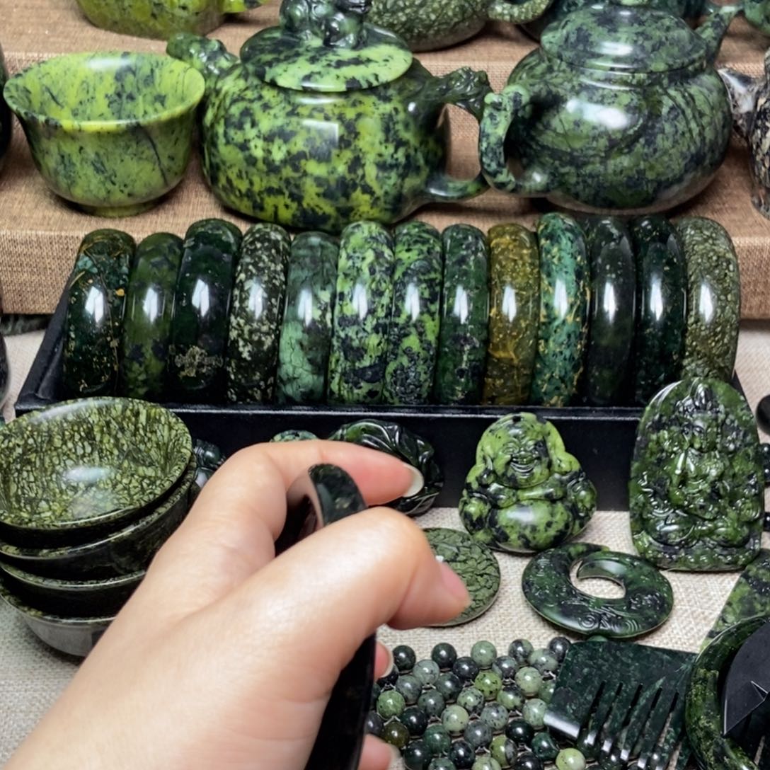 蛇纹石玉颈饰未镶嵌川*