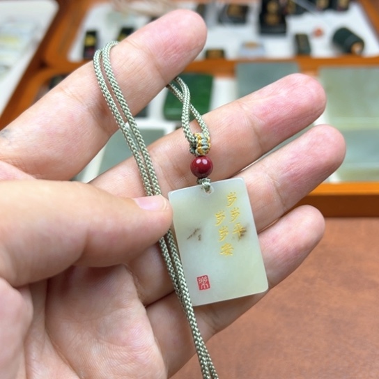 颈饰未镶嵌和田玉（糖玉）