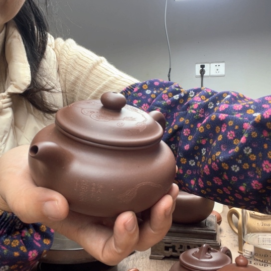 紫砂茶壶知***。泥料底槽清