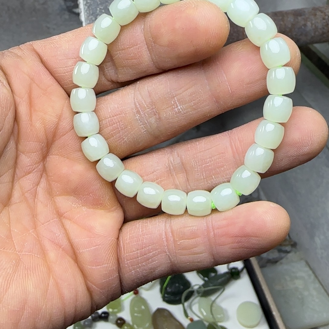 和田玉未镶嵌颈饰于田料，8