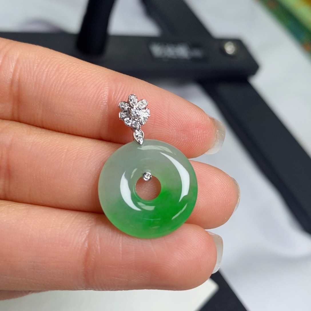 翡翠颈饰18K金镶嵌设计款甜甜圈吊坠