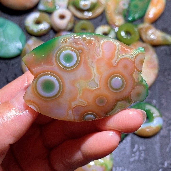 石英质玉颈饰未镶嵌
