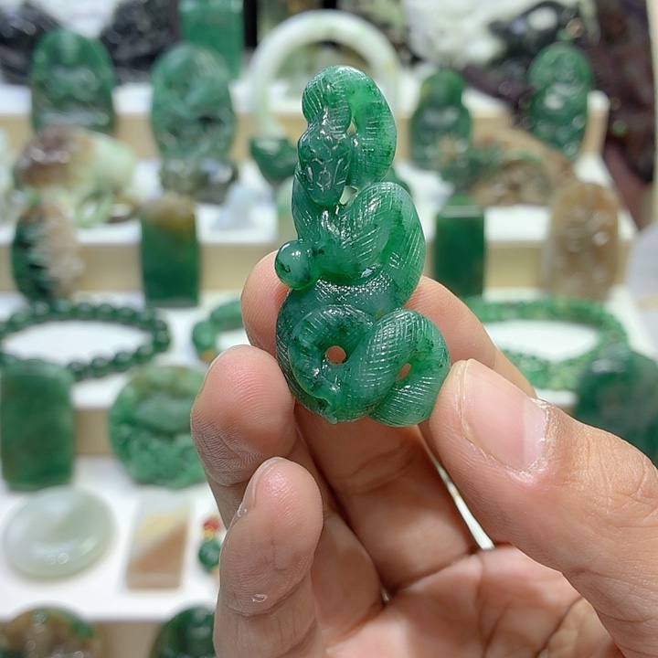 独山玉未镶嵌颈饰