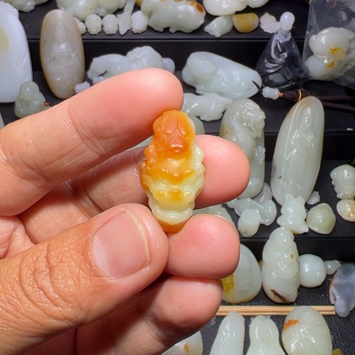 和田玉未镶嵌颈饰我****天