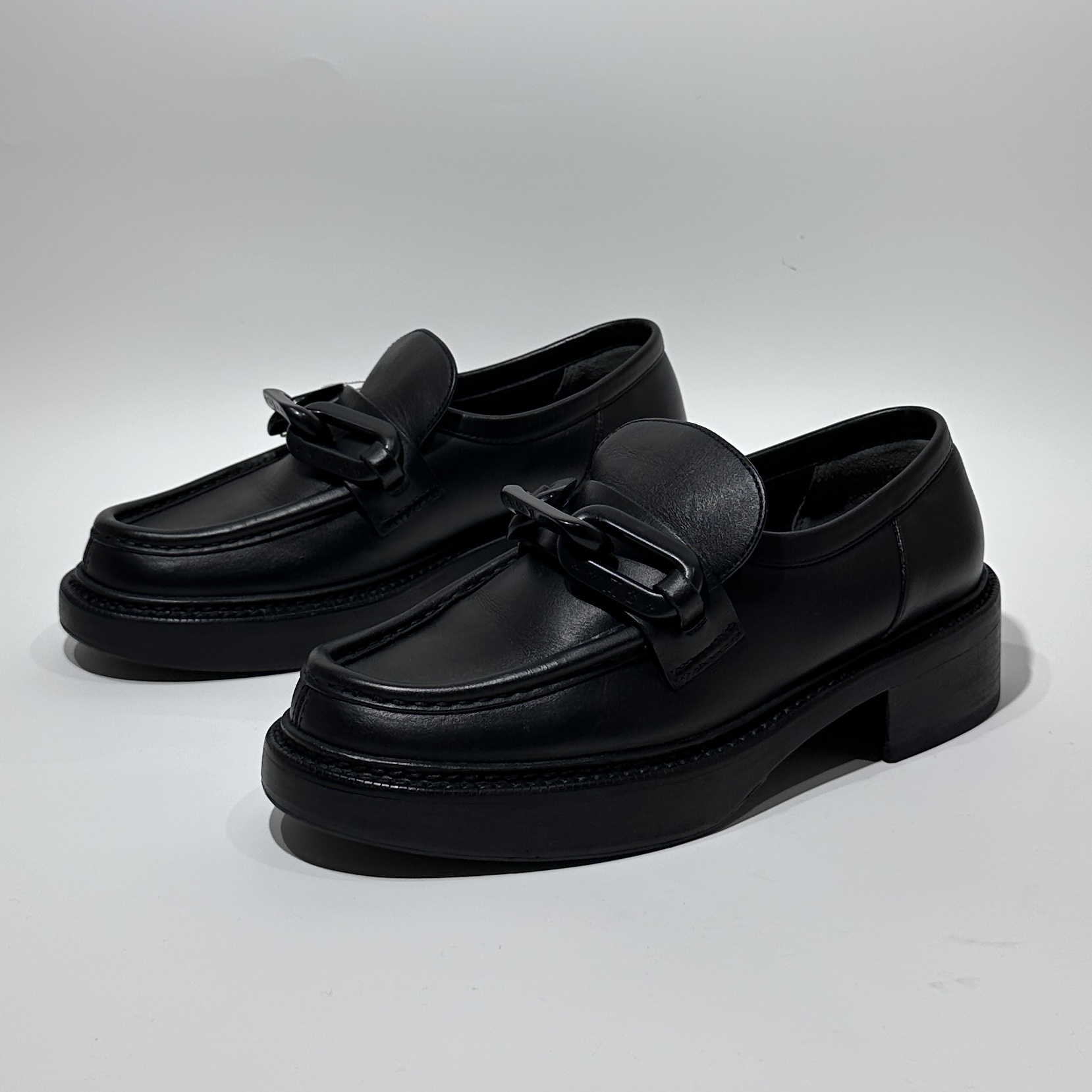95新 LouisVuitton/路易威登 38.5码黑色锁扣乐福鞋/ML01716