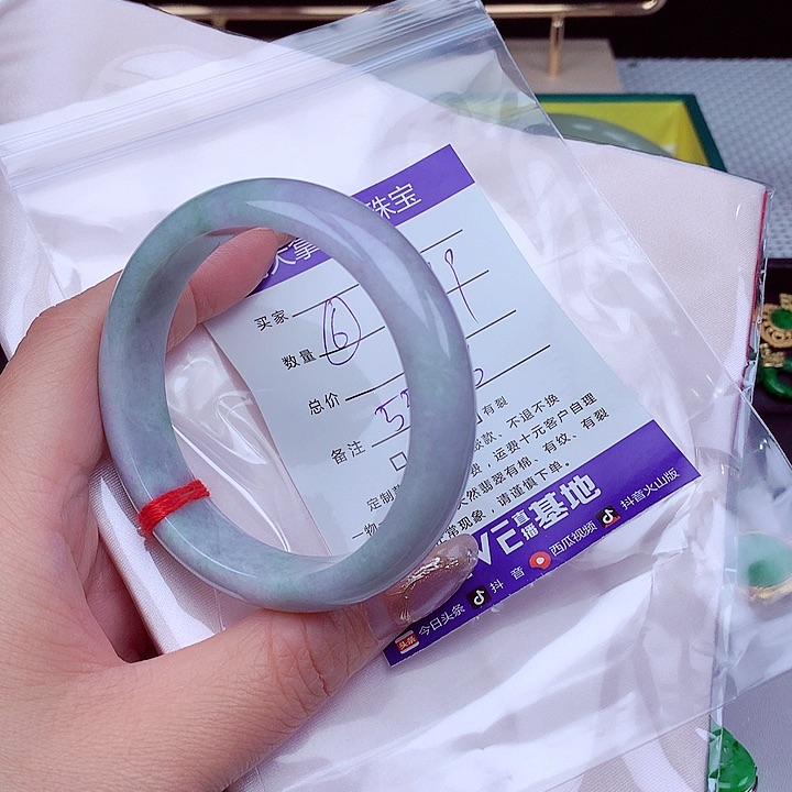 翡翠手镯未镶嵌翡翠