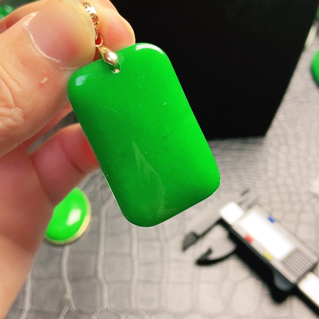 翡翠18K金镶嵌颈饰吊坠