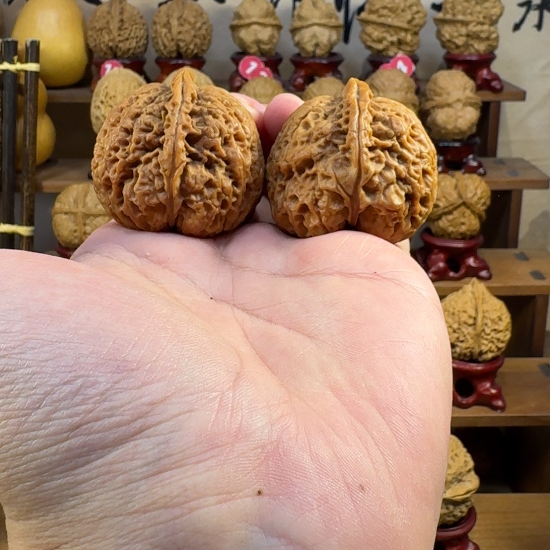 孟***7铁核桃把件荔枝纹铁狮子