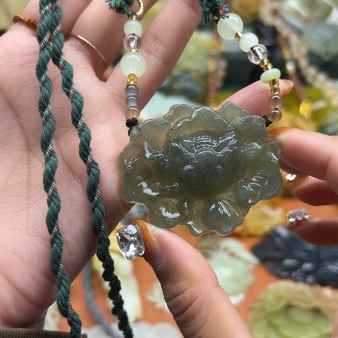 蛇纹石玉未镶嵌吊坠