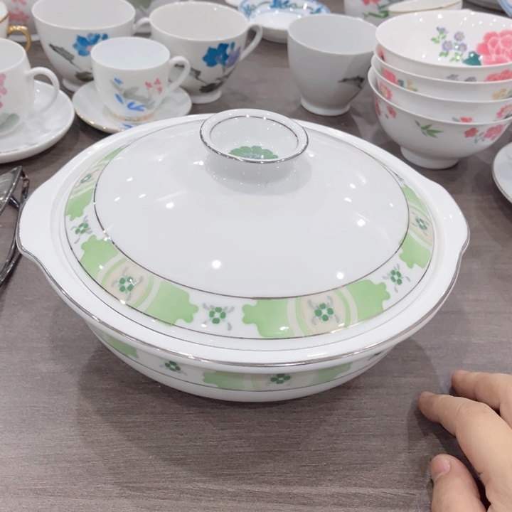 碟釉下五彩的瓷器和瓷器