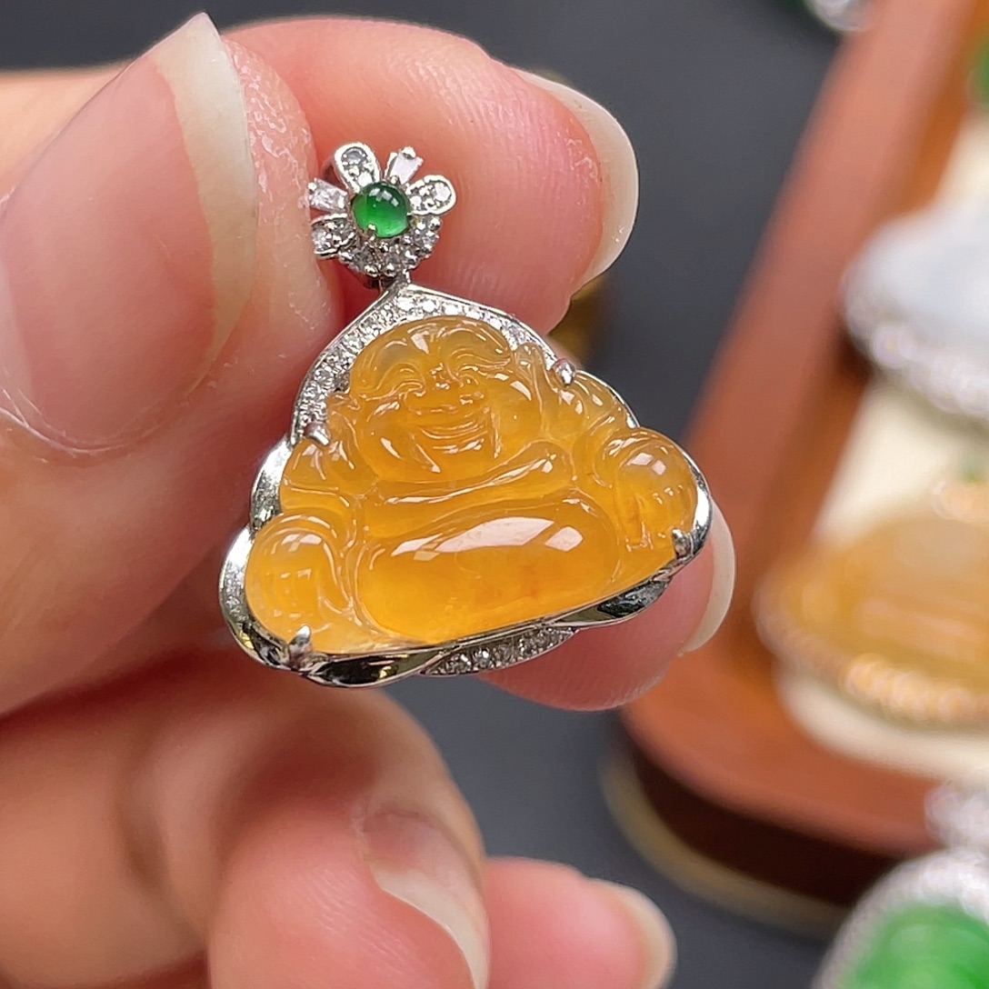 翡翠18K金镶嵌颈饰冰黄翡佛公