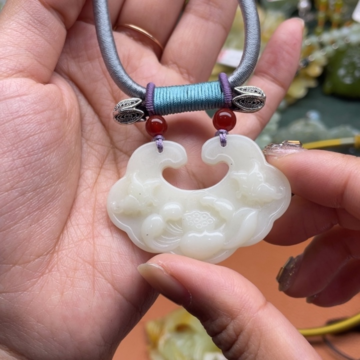 蛇纹石玉吊坠合金