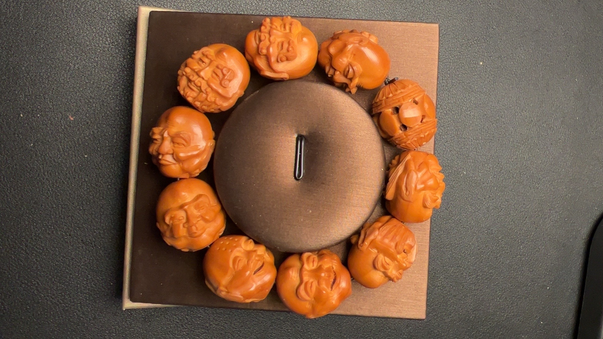 一物一图，橄榄核雕