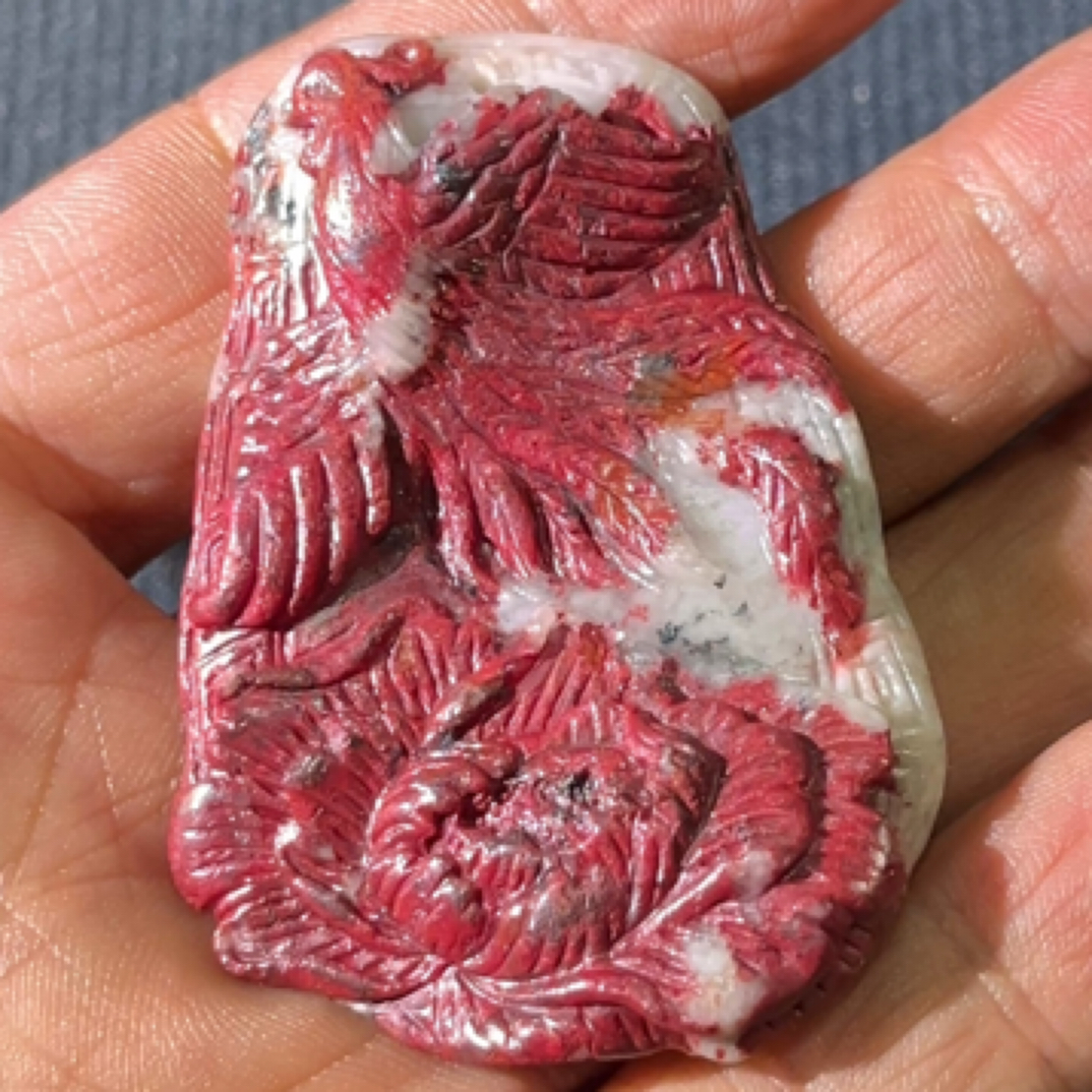 含辰砂工艺品朱砂3号井原石雕刻“凤凰牡丹”。47.5克