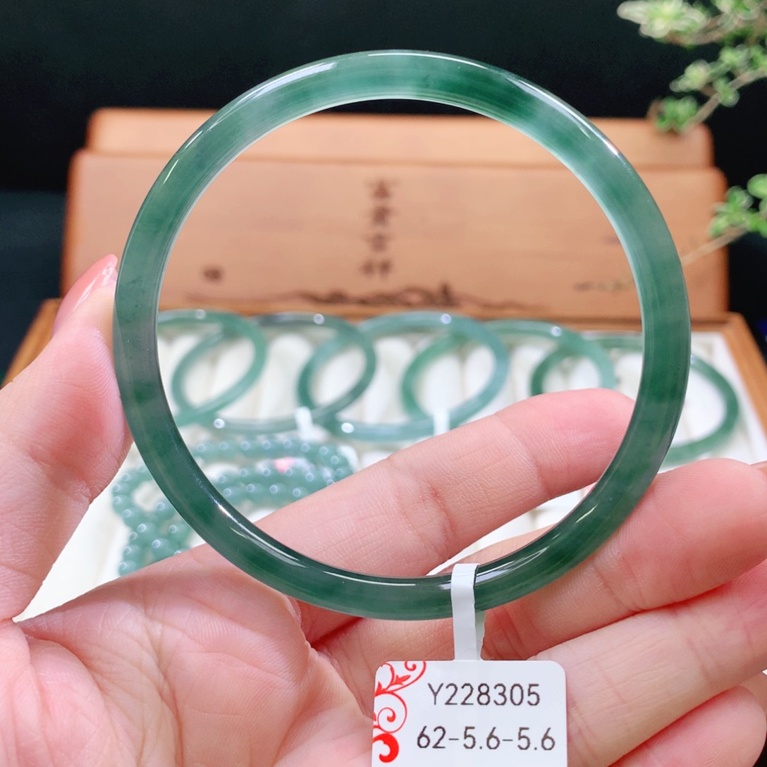 翡翠手镯未镶嵌天然