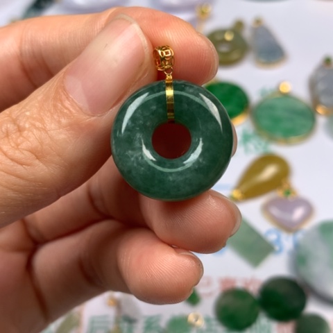 翡翠颈饰未镶嵌翡翠