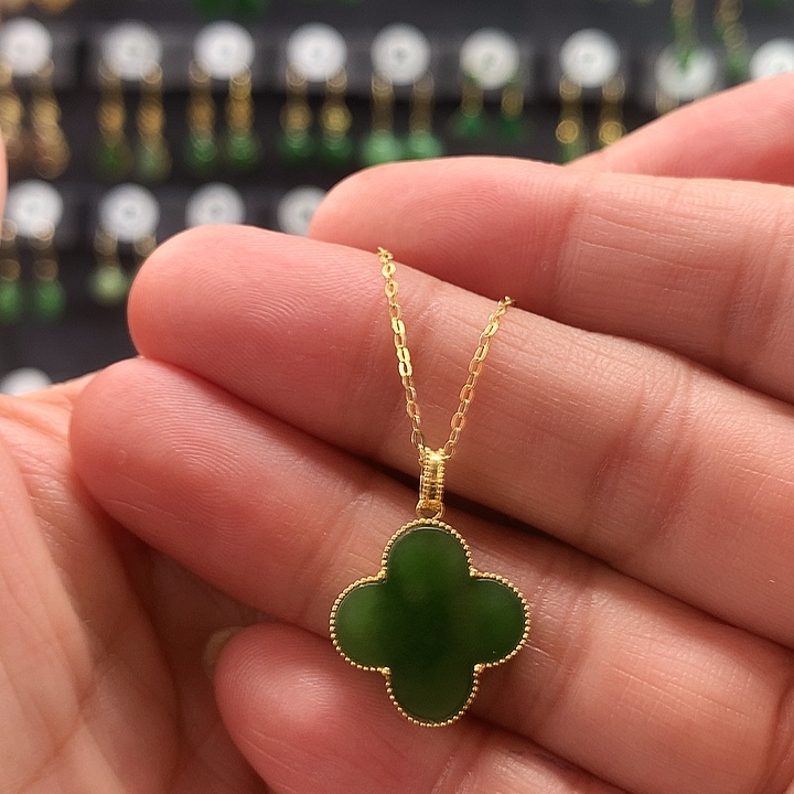 和田玉颈饰18K金镶嵌梅**酱