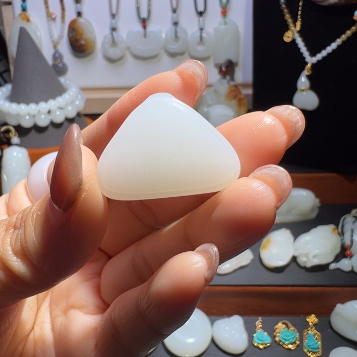 彩***辰和田玉未镶嵌颈饰