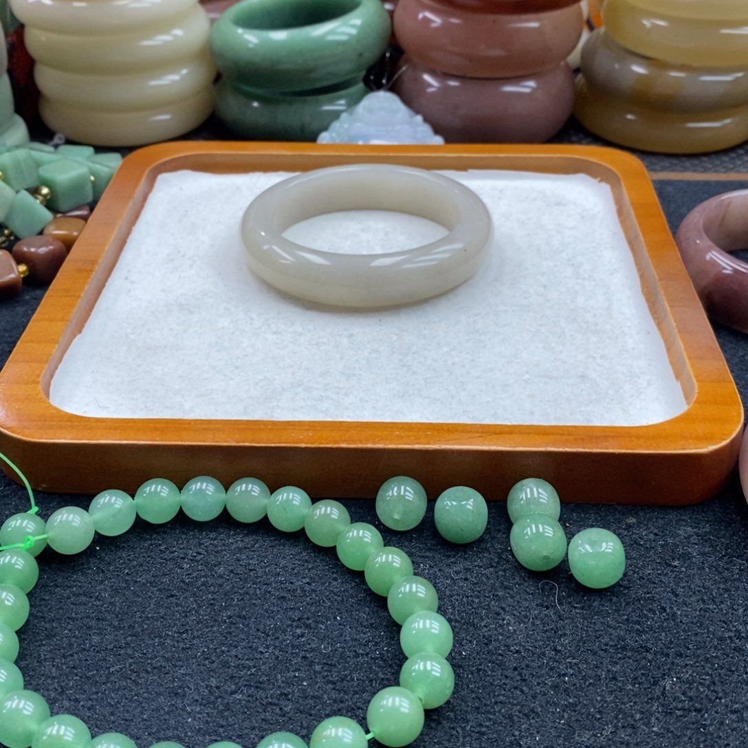 幸***星石英质玉未镶嵌手镯