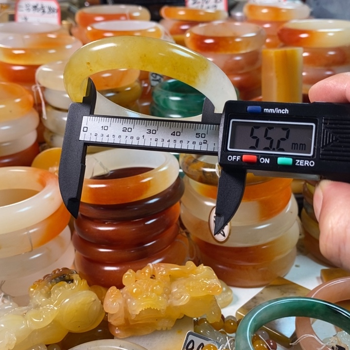 石英质玉（黄龙玉）颈饰合金