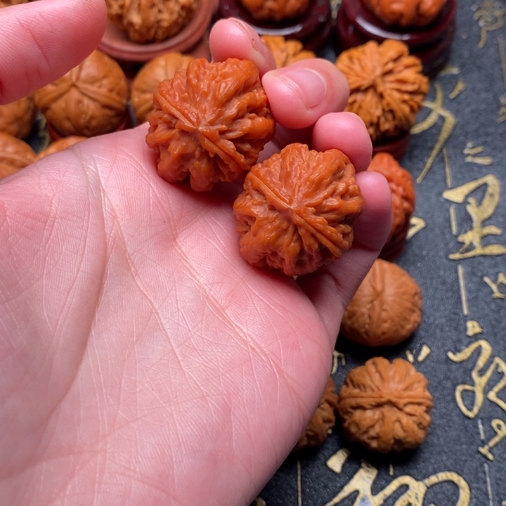 阿***。文玩核桃吊坠京八棱