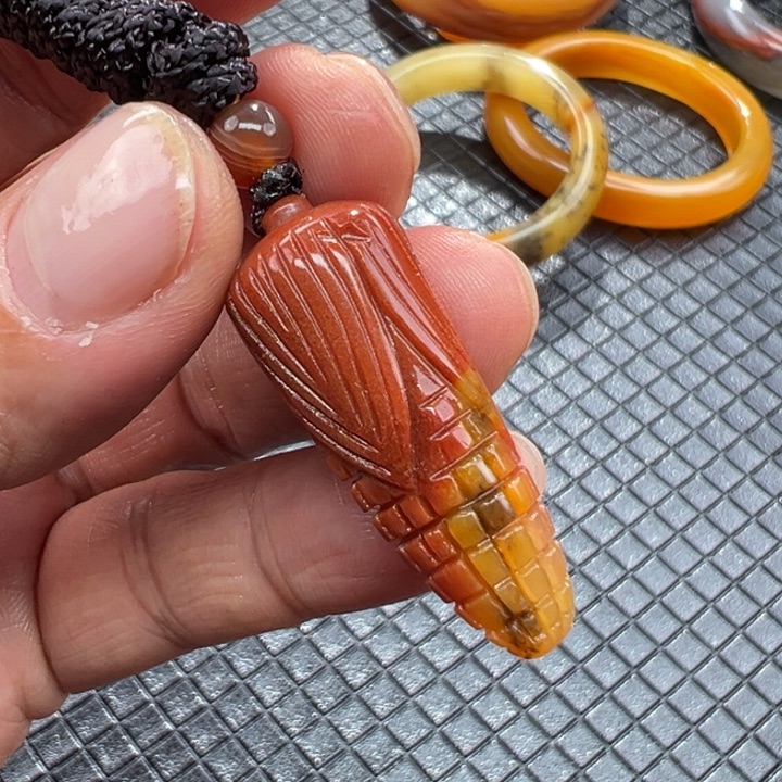 石英质玉（黄龙玉）颈饰未镶嵌