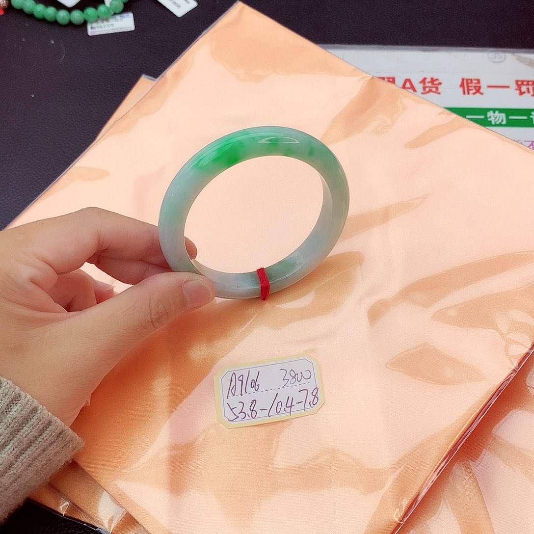 翡翠手镯未镶嵌翡翠