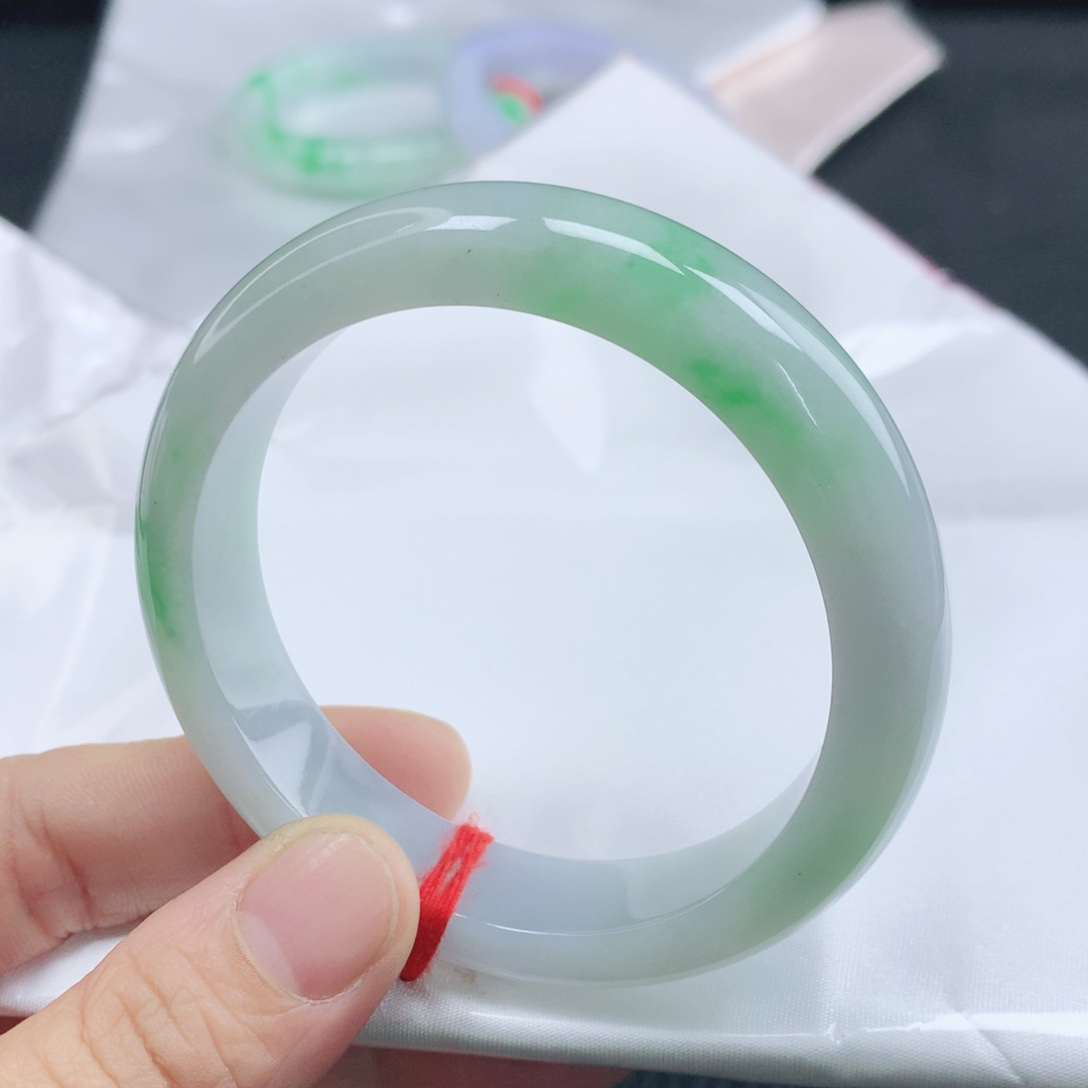 淡***然翡翠未镶嵌手镯54飘绿翡翠手镯