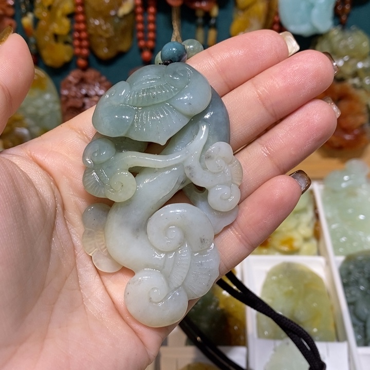 蛇纹石玉未镶嵌颈饰