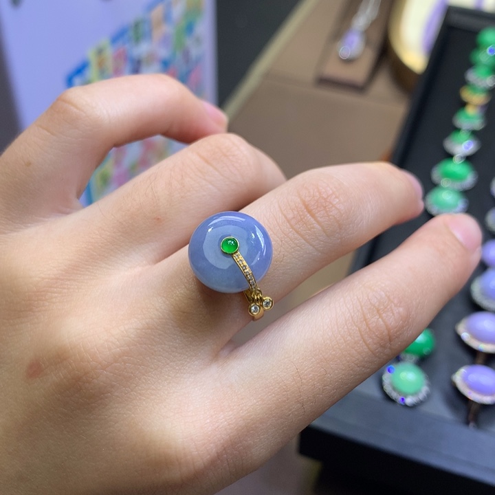 翡翠18K金镶嵌颈饰翡翠