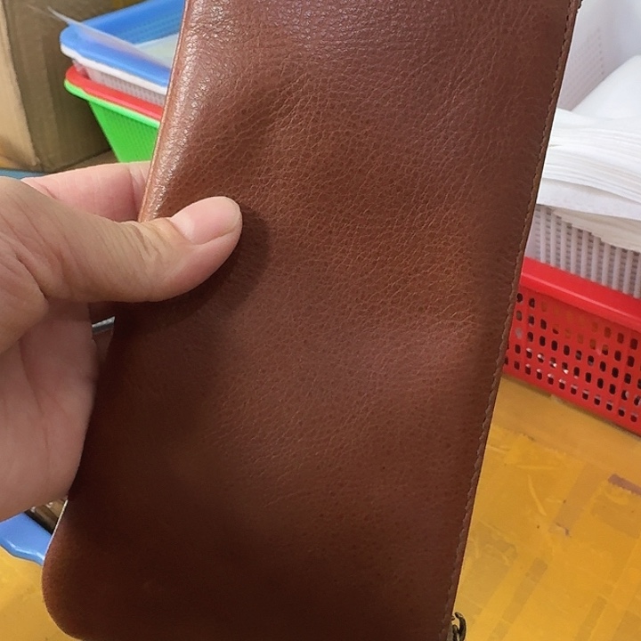 潘***吒微瑕真牛皮手机收纳小包一个