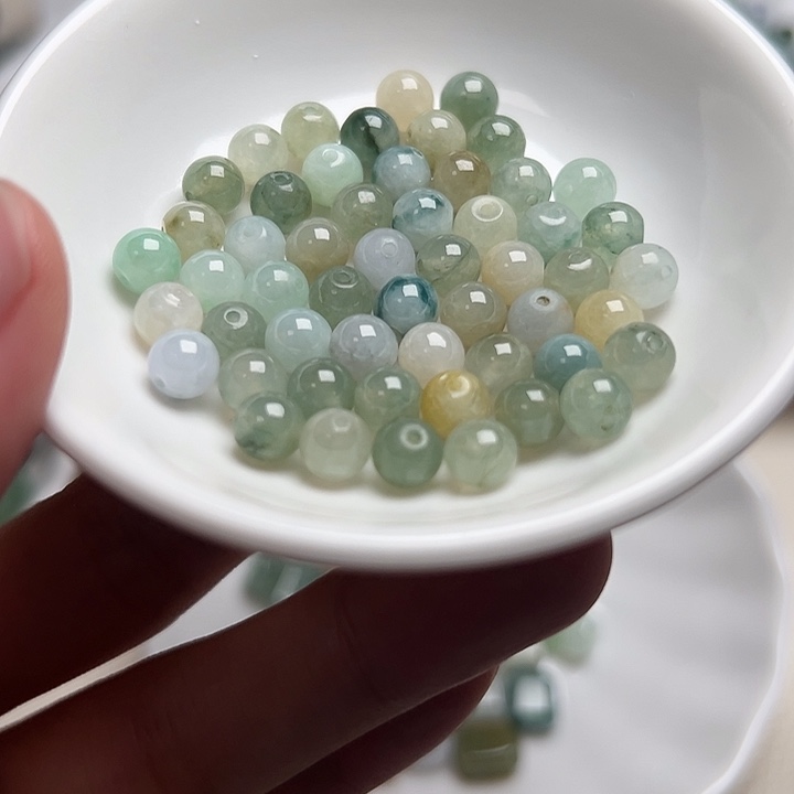 翡翠散珠翡翠卡6左右圆珠，部分有瑕