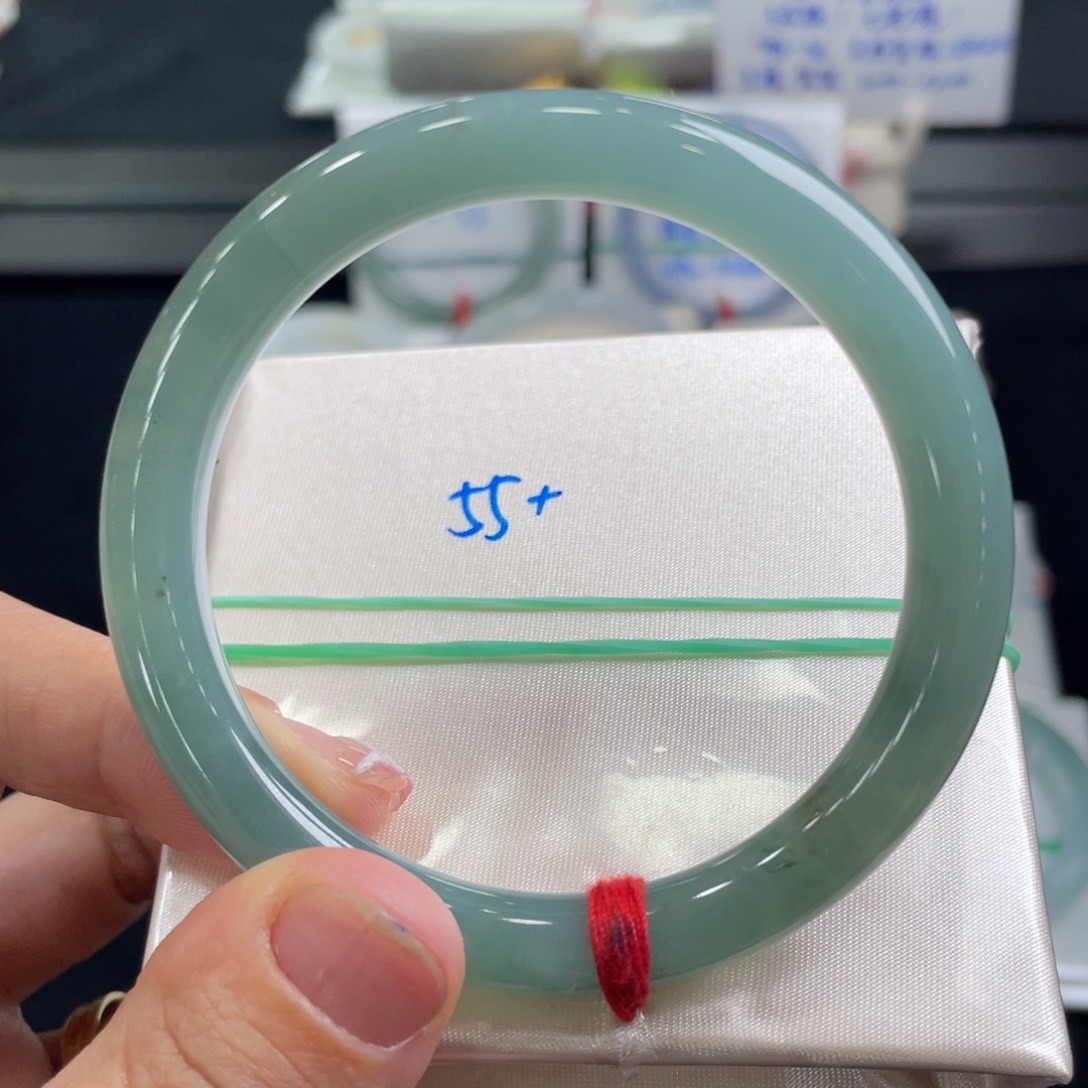 翡翠手镯未镶嵌翡翠手镯