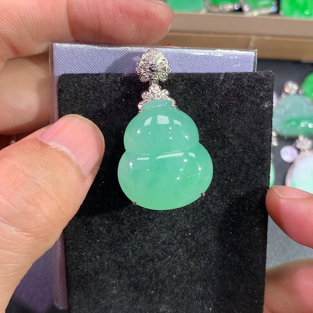 翡翠吊坠(赠链)18K金镶嵌