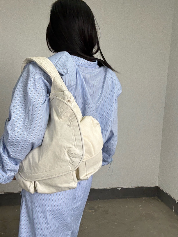 95新 Givenchy/纪梵希 牙牙 泡芙单肩手提包