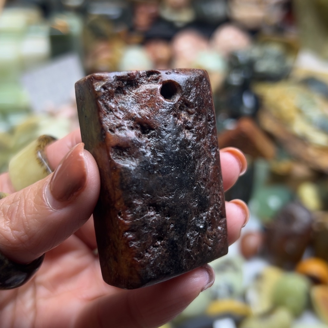 岫岩河磨玉（透闪石质玉）未镶嵌颈饰河磨玉老皮牌子