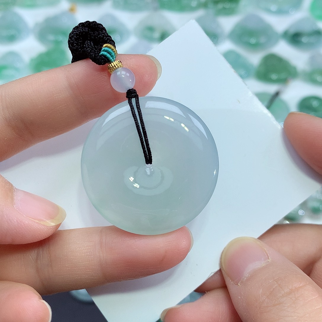 翡翠颈饰未镶嵌平安扣